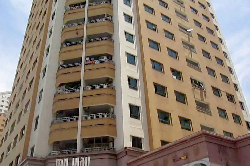 Be gai roi tu tang 12 chung cu hinh anh