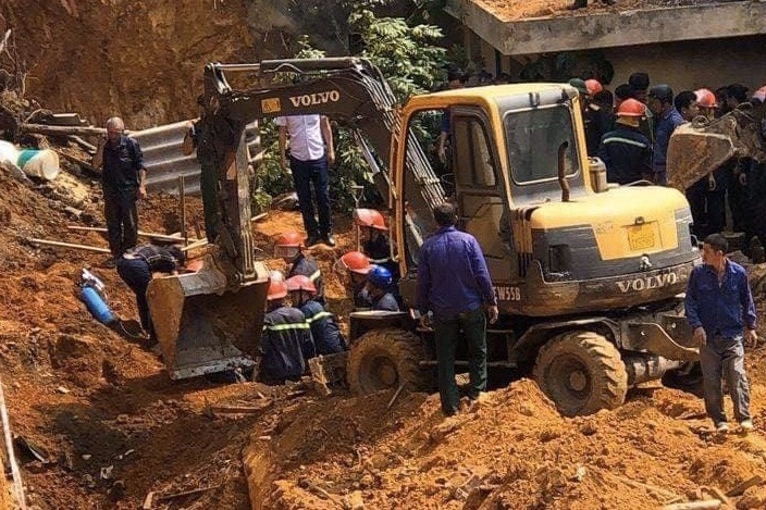 Taluy do sap, 4 nguoi chet hinh anh