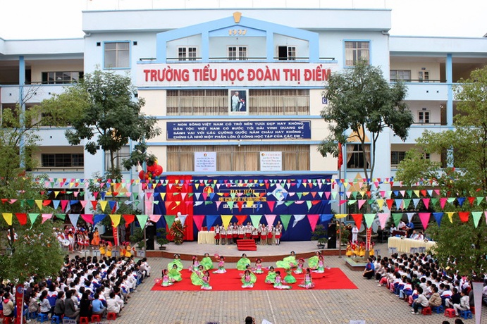 Hoc sinh lop 3 bi bo quen tren xe dua don hinh anh