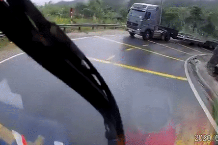 Oto tai mat lai dam xe dau keo hinh anh