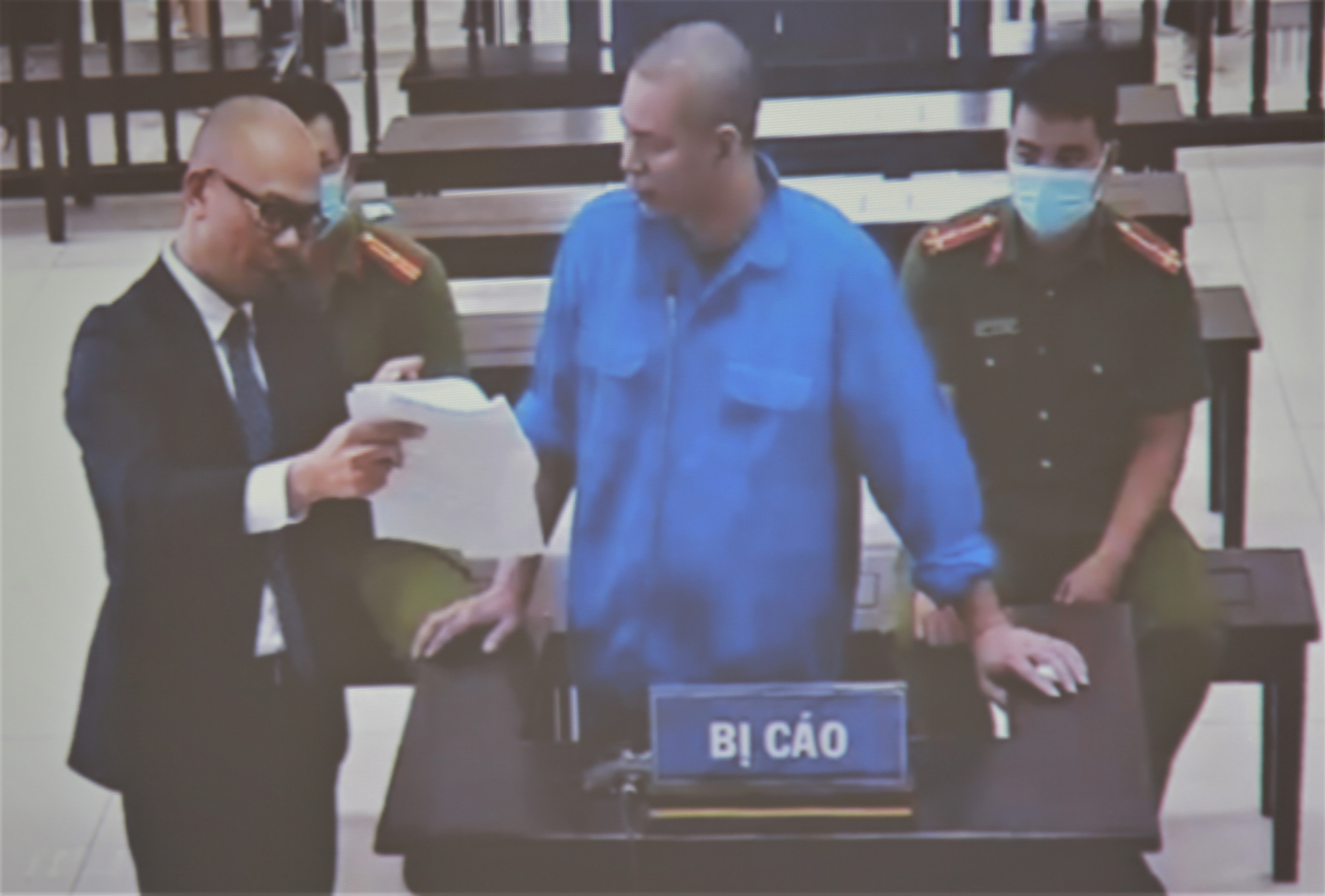 Vo Duong 'Nhue' phu nhan de doa can bo dau gia dat anh 2