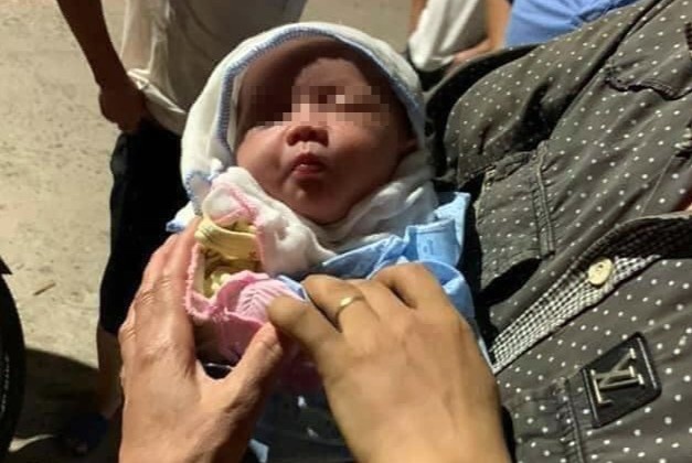 Be gai 10 ngay tuoi bi bo roi trong xe rac hinh anh