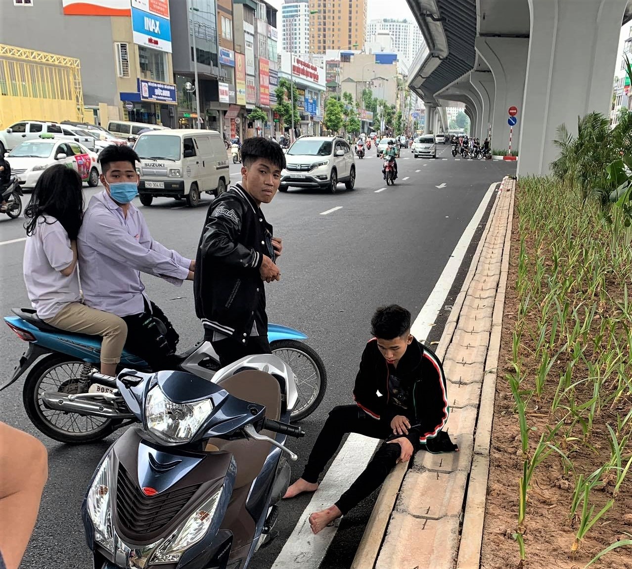 dap xe may cua nguoi di duong anh 1