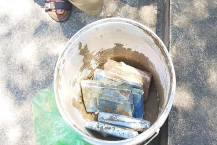 Giau 6 banh heroin trong thung son hinh anh