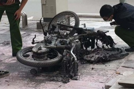 Tu dot xe may giua pho hinh anh