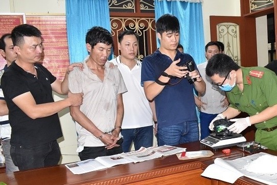 Tai xe van chuyen ma tuy co thu tren oto hinh anh