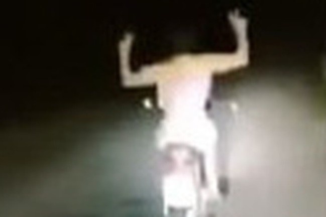 Thanh nien mac vay hong, buong tay khi lai xe bi phat 9 trieu hinh anh