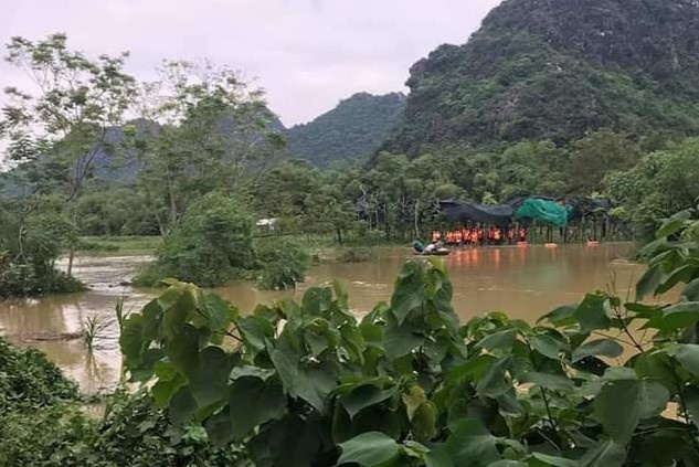 Nuoc lu cuon 2 hoc sinh hinh anh