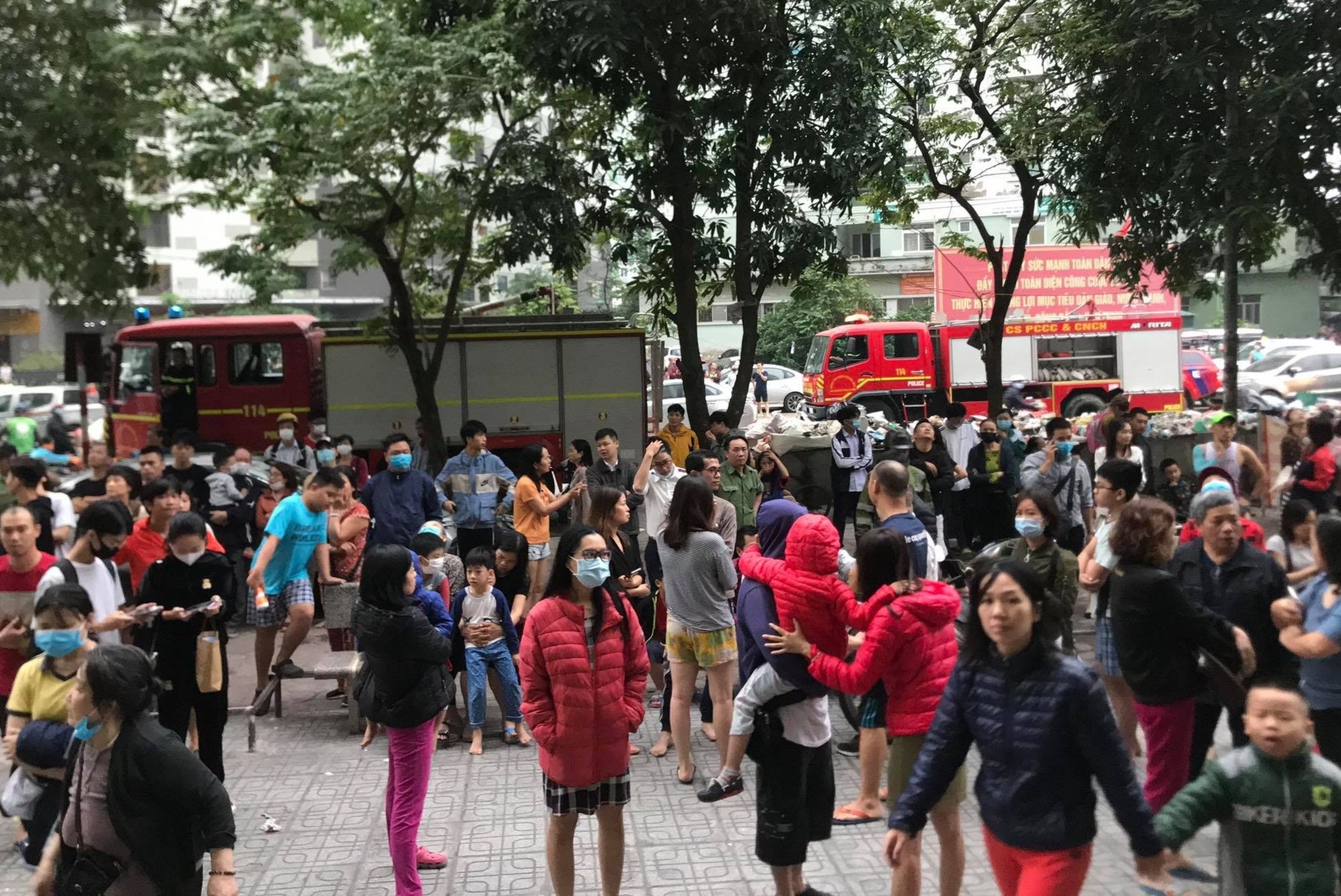 Chay o tang 33 chung cu HH1B Linh Dam, hang tram nguoi thao chay hinh anh