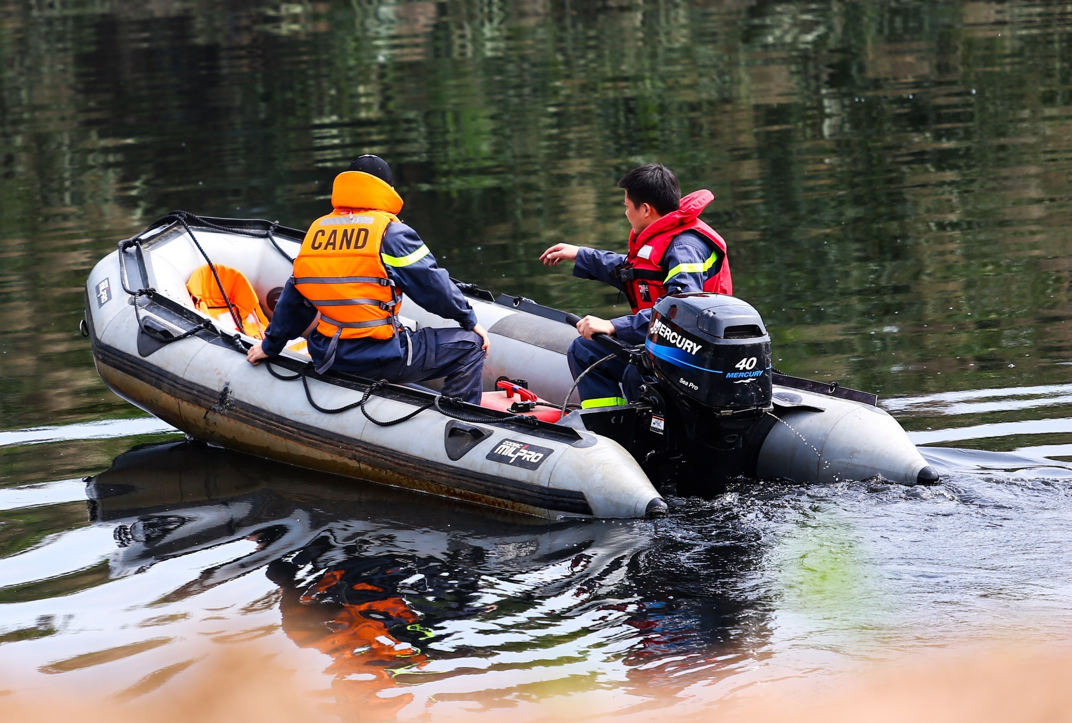 Tim thay thi the nu sinh Hoc vien Ngan hang hinh anh