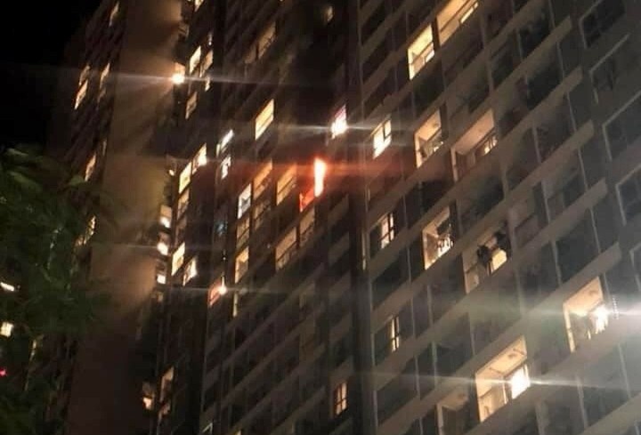 Lua boc len tu ban cong can ho Times City hinh anh