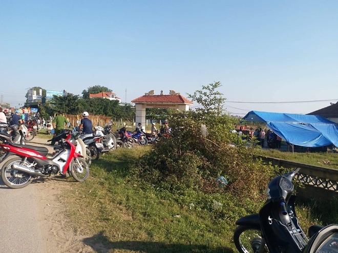 Nguoi dan ong tu vong canh 2 ong kim tiem hinh anh