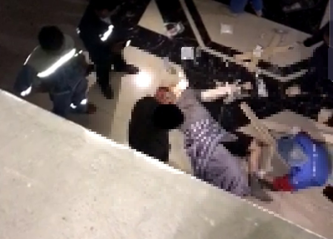 Buoc ra tu thang may, nguoi dan ong nga xuong sanh chung cu hinh anh