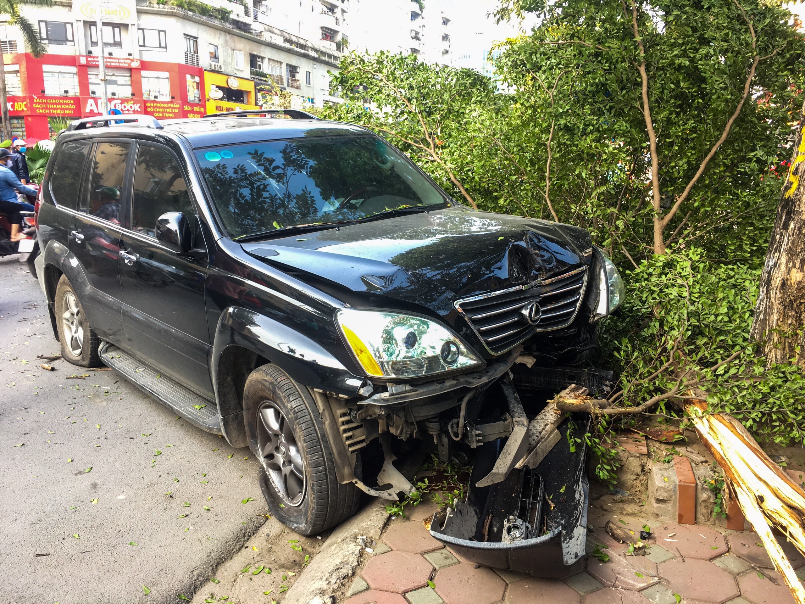 Xe Lexus no lop sau vu tai nan o Ha Noi hinh anh