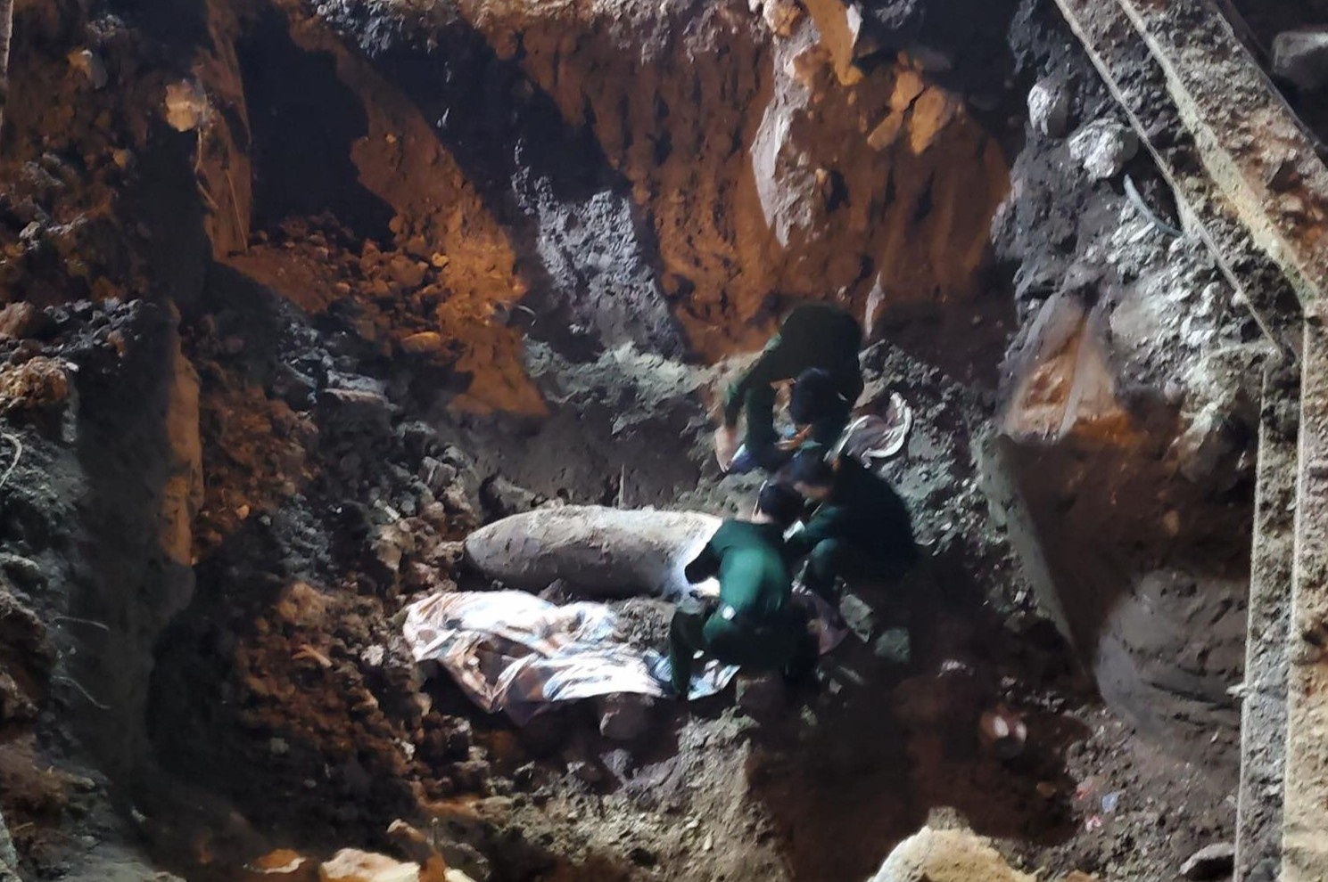 Hien truong tim thay qua bom nang 340 kg tai Ha Noi hinh anh