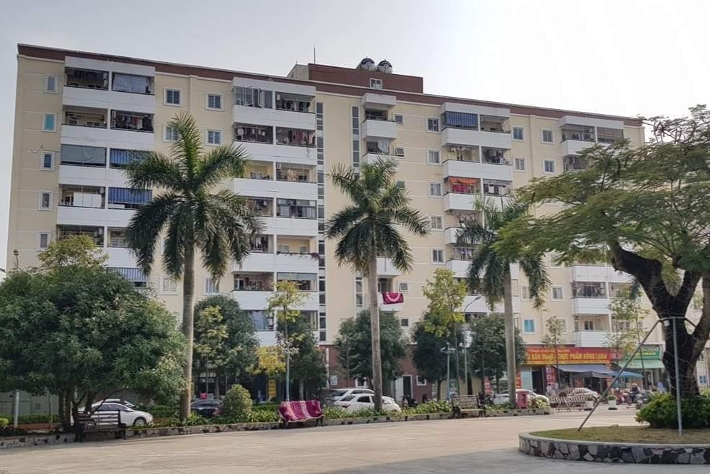 Be trai thoat chet khi roi tu tang 8 chung cu hinh anh