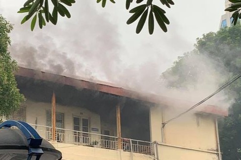 Chay toa nha trong khuon vien tru so Bo Xay dung hinh anh