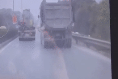 Oto tai vuot au, tong 2 nguoi di xe may hinh anh