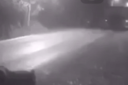 Oto cua So Van hoa Quang Ninh lao vao xe dau keo hinh anh