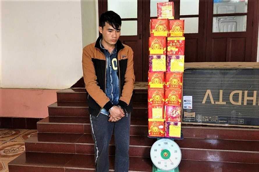 kẻ buôn pháo lao xe vào cảnh sát ảnh 1 ke buon phao lao xe vao canh sat anh 1
