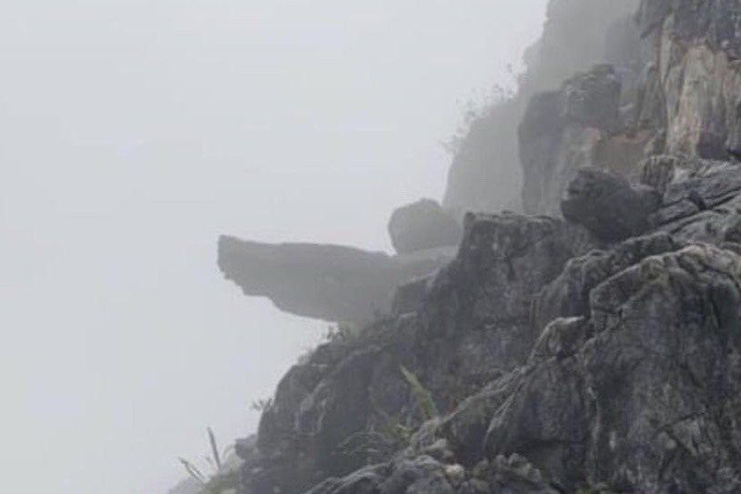 Du khach roi xuong khe da tu do cao 13 m o Ha Giang hinh anh