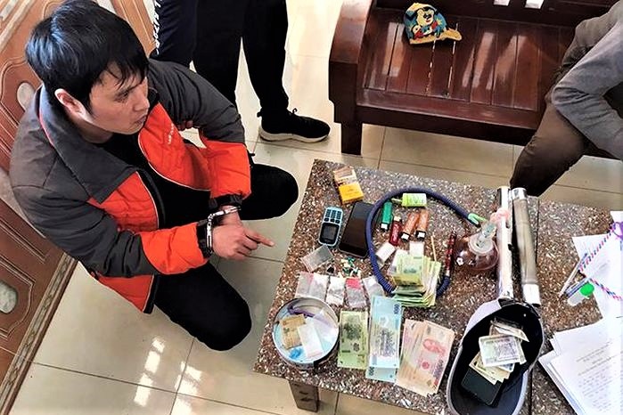 Thu giu 2 khau sung, 132 vien dan cua ke buon ma tuy hinh anh