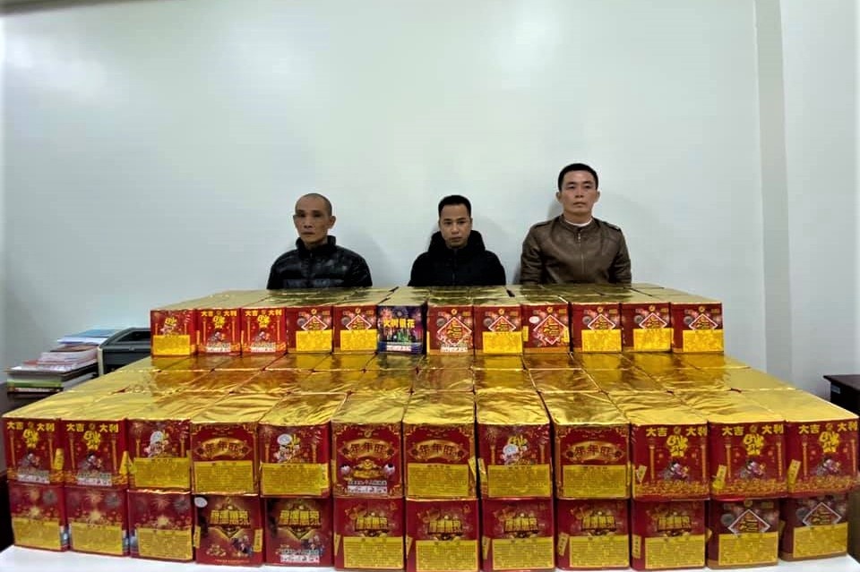 van chuyen 250 kg phao vao Ha Noi anh 1