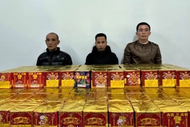 Ngan vu van chuyen 250 kg phao lau vao Ha Noi hinh anh