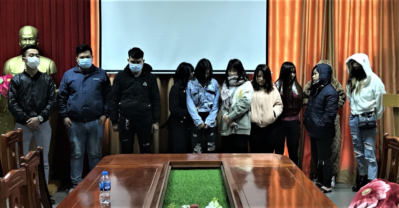 mua ban dam trong quan ca phe anh 1