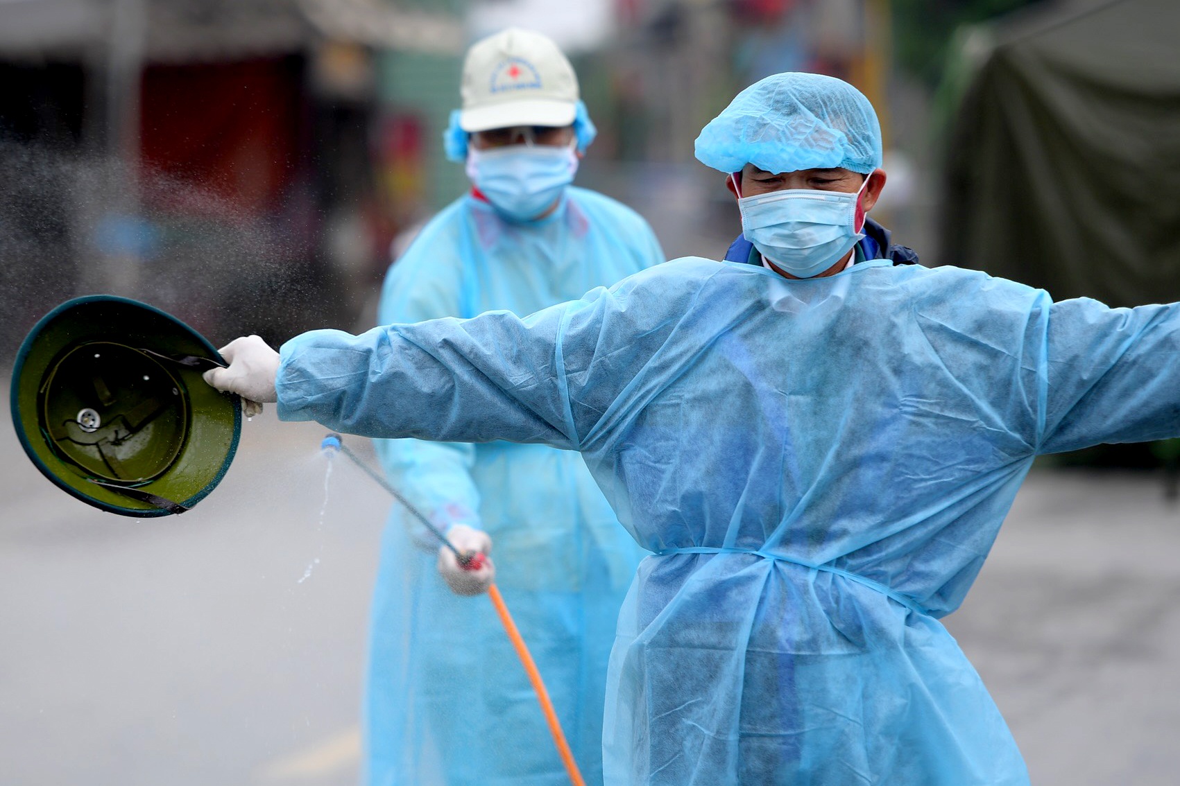 Tron cach ly di ban rau, tieu thuong bi phat 7,5 trieu hinh anh