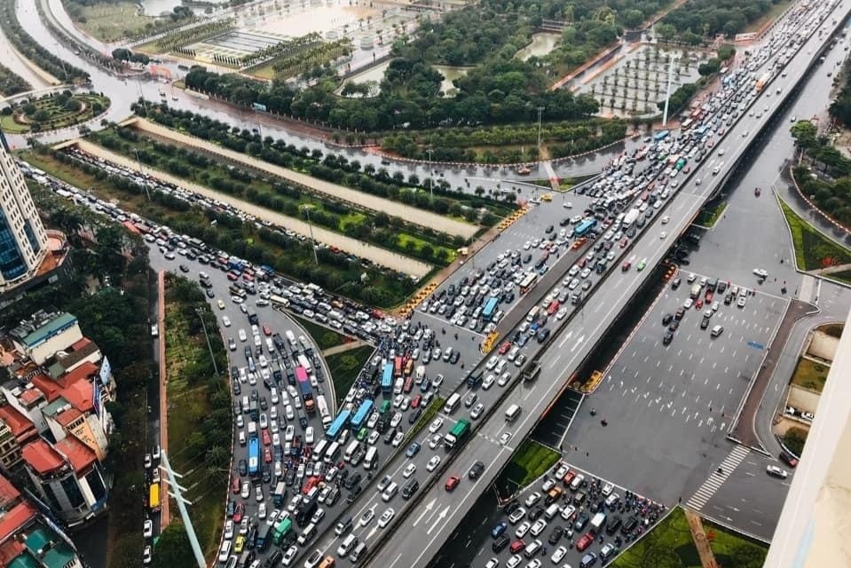 Xe bon va cham oto khach, Vanh dai 3 un tac 5 km hinh anh