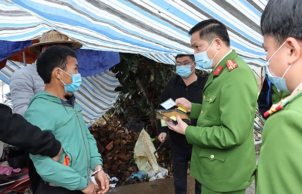 Sau nguoi van chuyen 18 kg ma tuy da hinh anh
