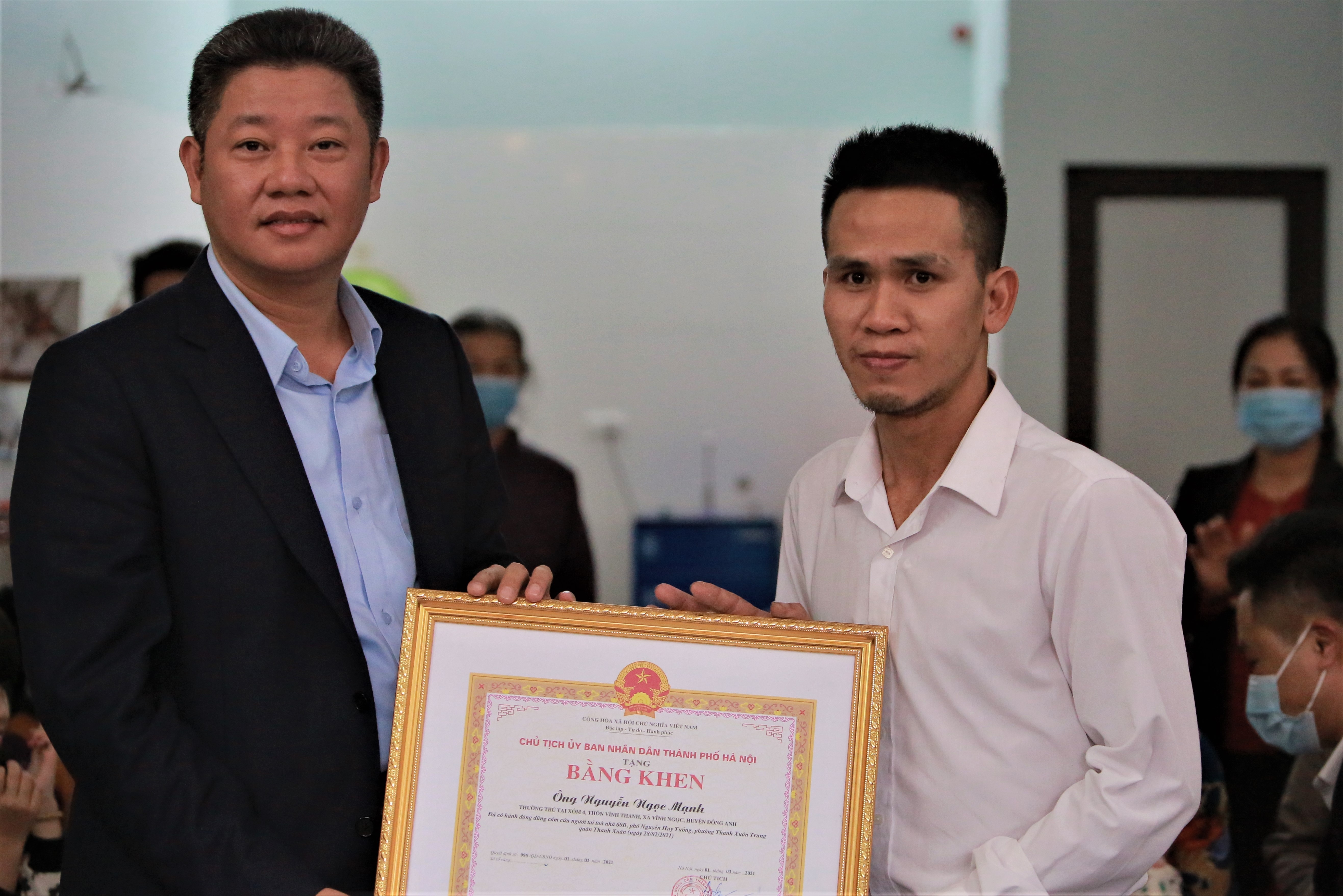 cuu be gai roi tu tang 12A anh 1