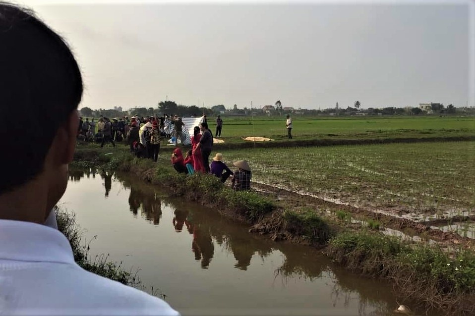 Hai thanh nien tu vong o canh dong hinh anh