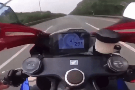 Moto chay toc do 299 km/h tren Dai lo Thang Long hinh anh