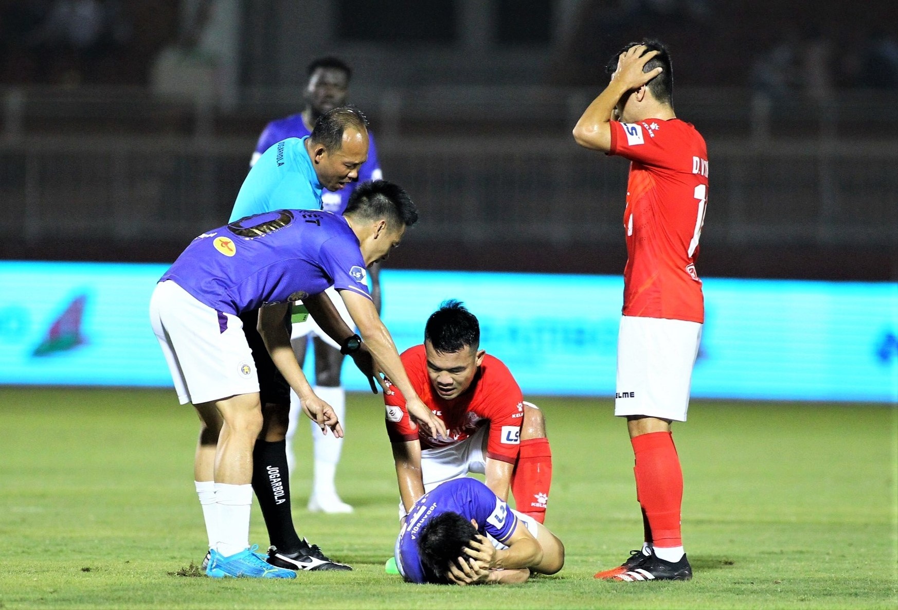 xoac bong gay chan doi thu anh 1