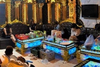 12 nguoi mo tiec ma tuy o quan karaoke hinh anh