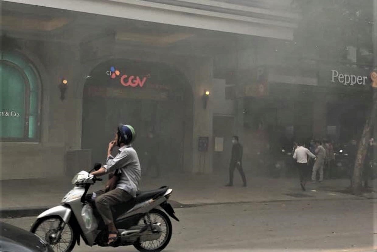 Oto boc chay tai tang ham Trang Tien Plaza hinh anh