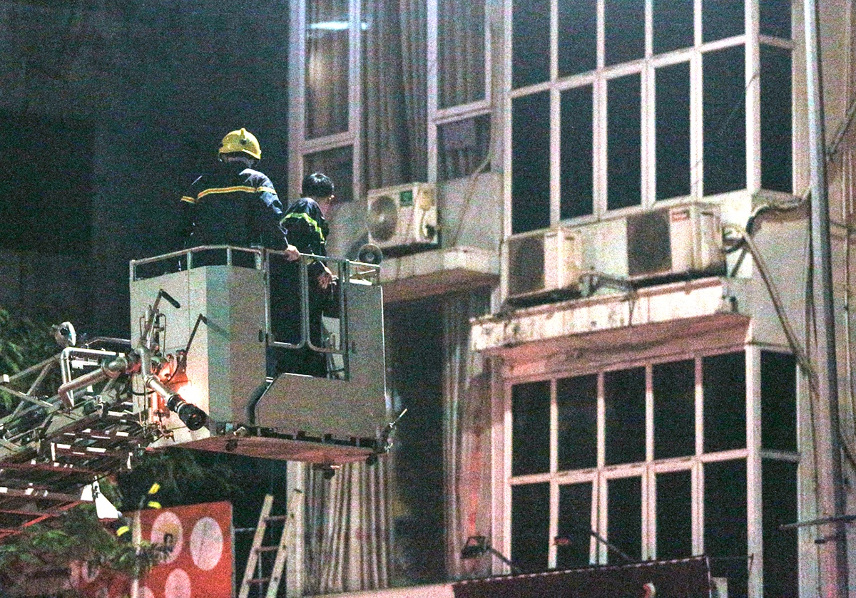 'Chay rat to, moi nguoi khong the vao cuu nan nhan duoc' hinh anh