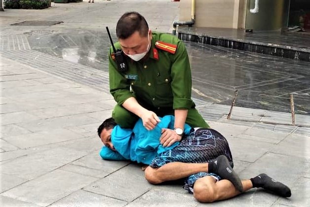 nem chat ban vao nguoi di duong anh 1