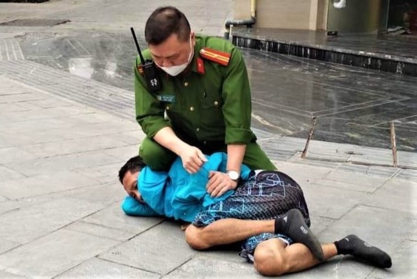 Khong che ke tan cong nguoi di duong bang chat ban hinh anh