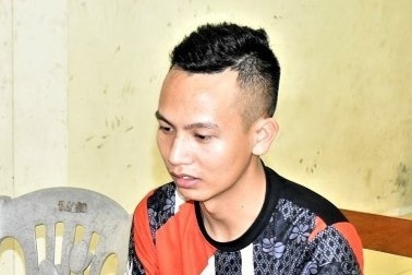 Tai xe oto hat canh sat len nap ca po hinh anh