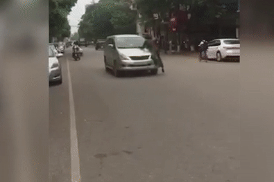 Canh sat du bam tren nap ca po hinh anh