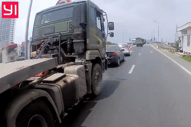 Xe dau keo tong nat duoi oto con hinh anh