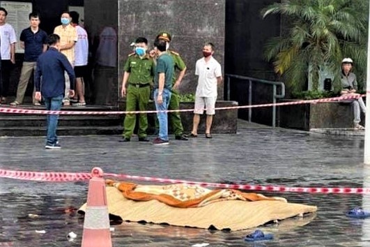 Nguoi dan ong roi tu tang cao chung cu tai Ha Noi hinh anh