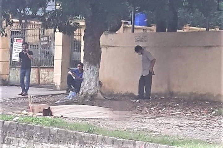 Nam thanh nien tu vong truoc cong truong hoc hinh anh