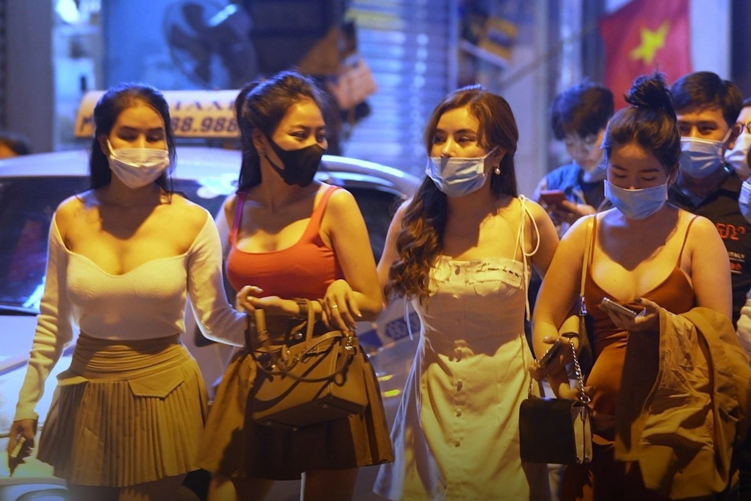 Nguoi dan roi quan bar trong dem sau cong dien khan cua Ha Noi hinh anh