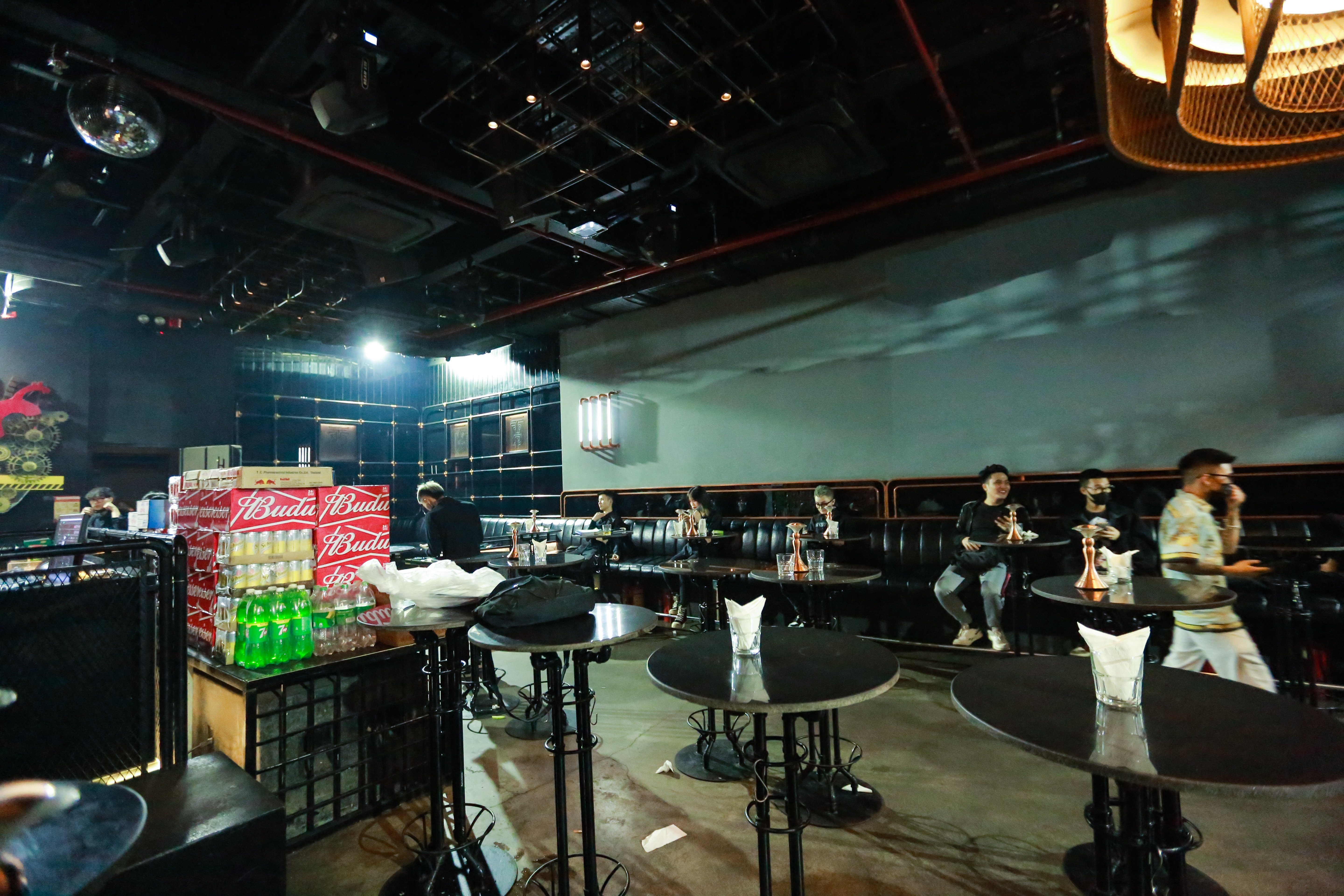 dong cua quan bar tai Ha Noi anh 5