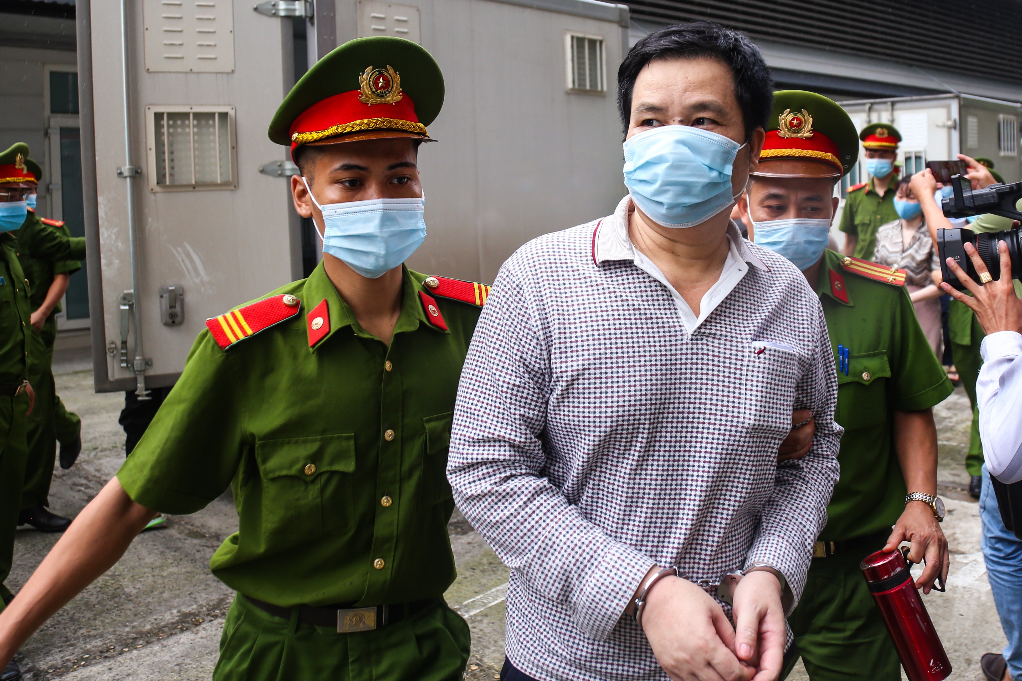 Canh sat dan giai 14 bi cao trong dai an Nhat Cuong hinh anh