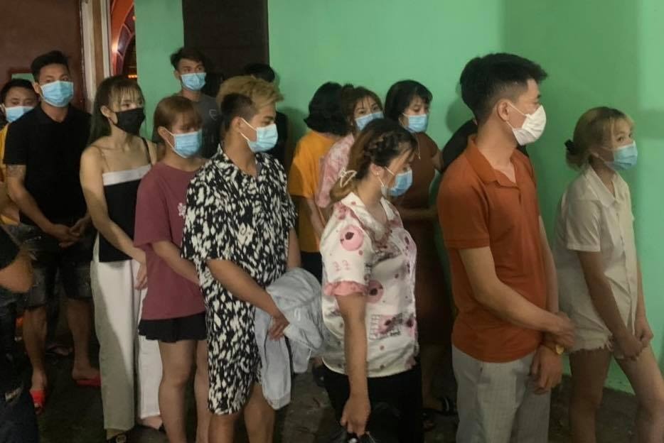 13 nguoi vao quan karaoke khi dich Covid-19 bung phat hinh anh